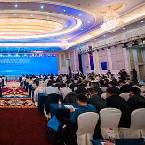 第十屆生物基與生物分解材料技術(shù)和應(yīng)用國際會議在蕪召開,鵬力塑造獲授行業(yè)展鏈貢獻獎